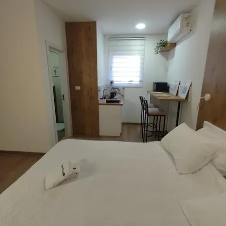 Airport Happy House Free Parking & Early Check-in Апартаменты Surcin