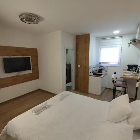 Апартаменты Airport Happy House Free Parking & Early Check-in *