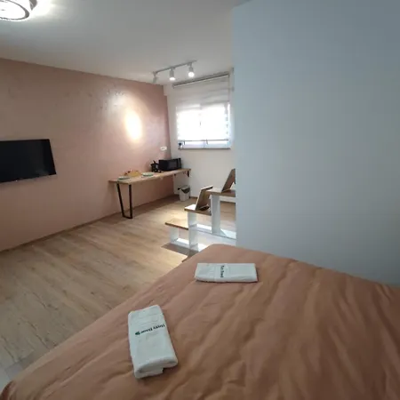 Airport Happy House Free Parking & Early Check-in Surcin