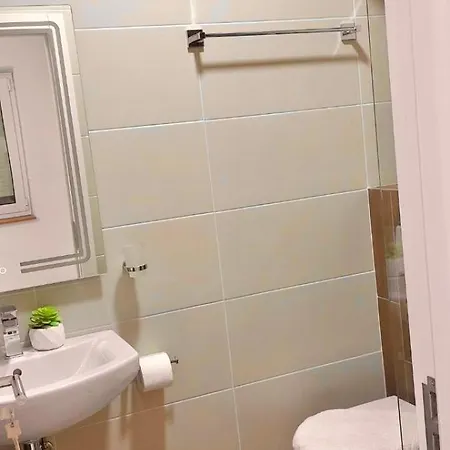 Апартаменты Airport Happy House Free Parking & Early Check-in *