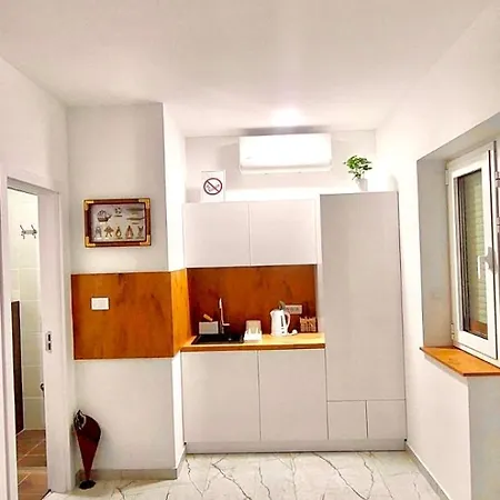 Airport Happy House Free Parking & Early Check-in Surcin