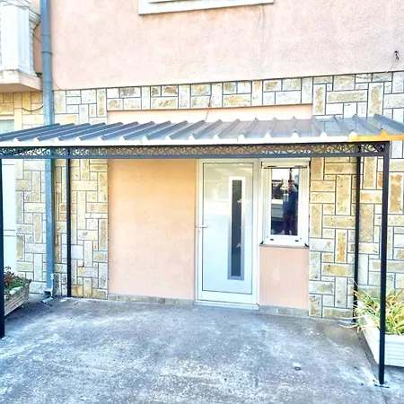 Апартаменты Airport Happy House Free Parking & Early Check-in