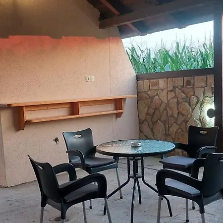 Апартаменты Airport Happy House Free Parking & Early Check-in